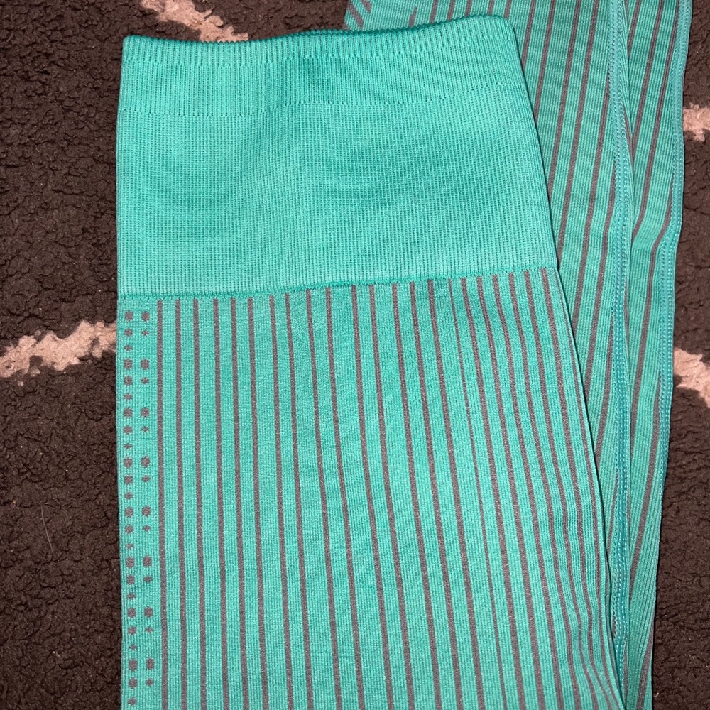 Fabletics Ultra High-Waisted Seamless Dot Bermuda Sea/Rain Cloud Leggings Sz M - Picture 3 of 7